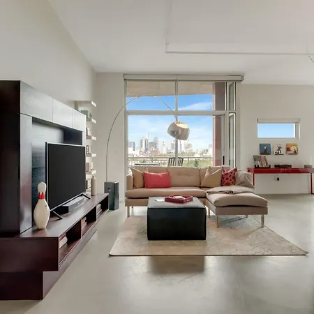 5M302 City Skyline Views From This Light Filled